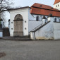 Blick auf Treppenaufgang und Torbogen