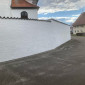 Von allen Seiten ist die Kirchenumfassungsmauer schön
