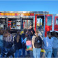 Konfirmanden besichtigen den Steinheimer Feuerwehrwagen